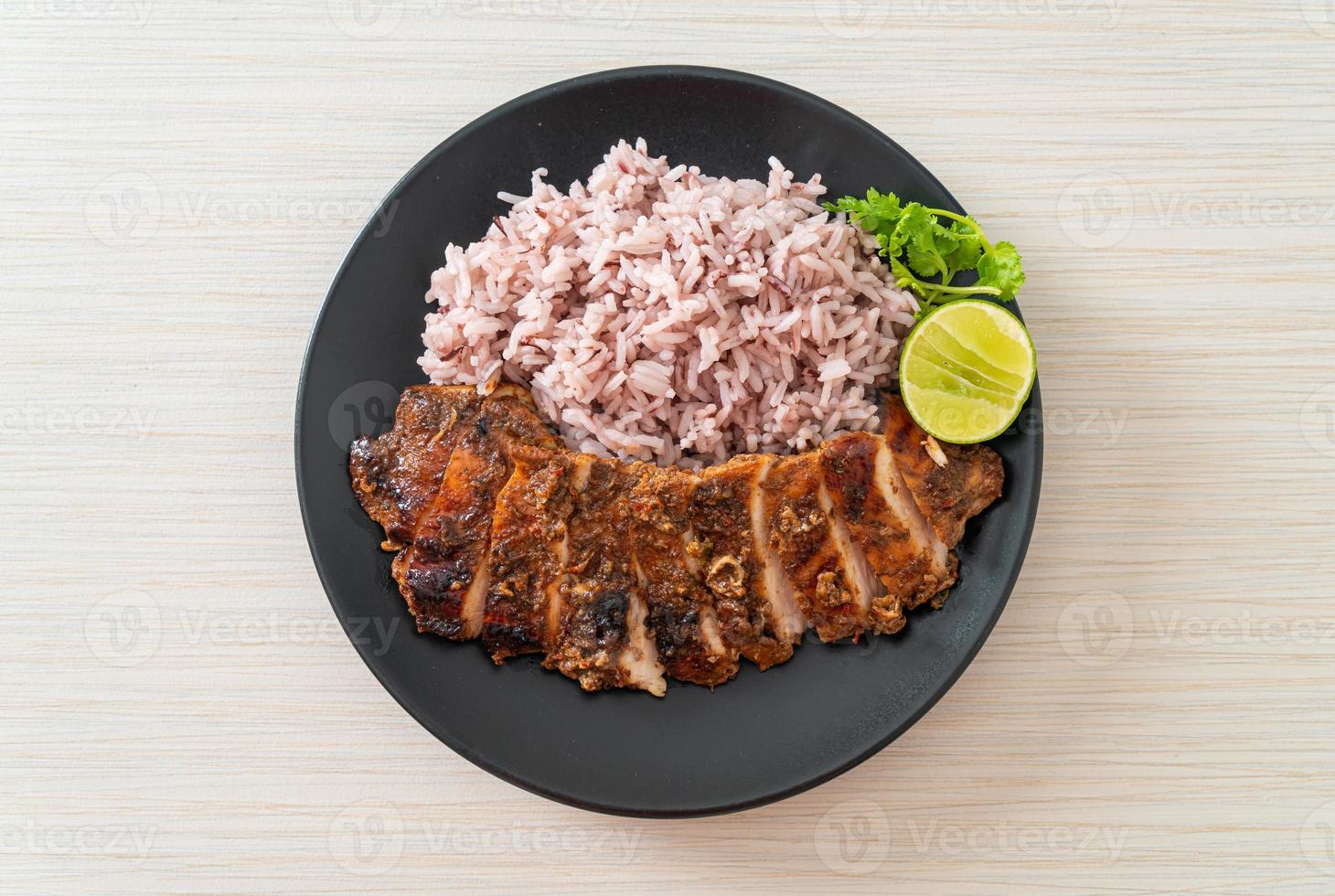 frango jerk jamaicano grelhado picante com arroz - estilo comida jamaicana foto