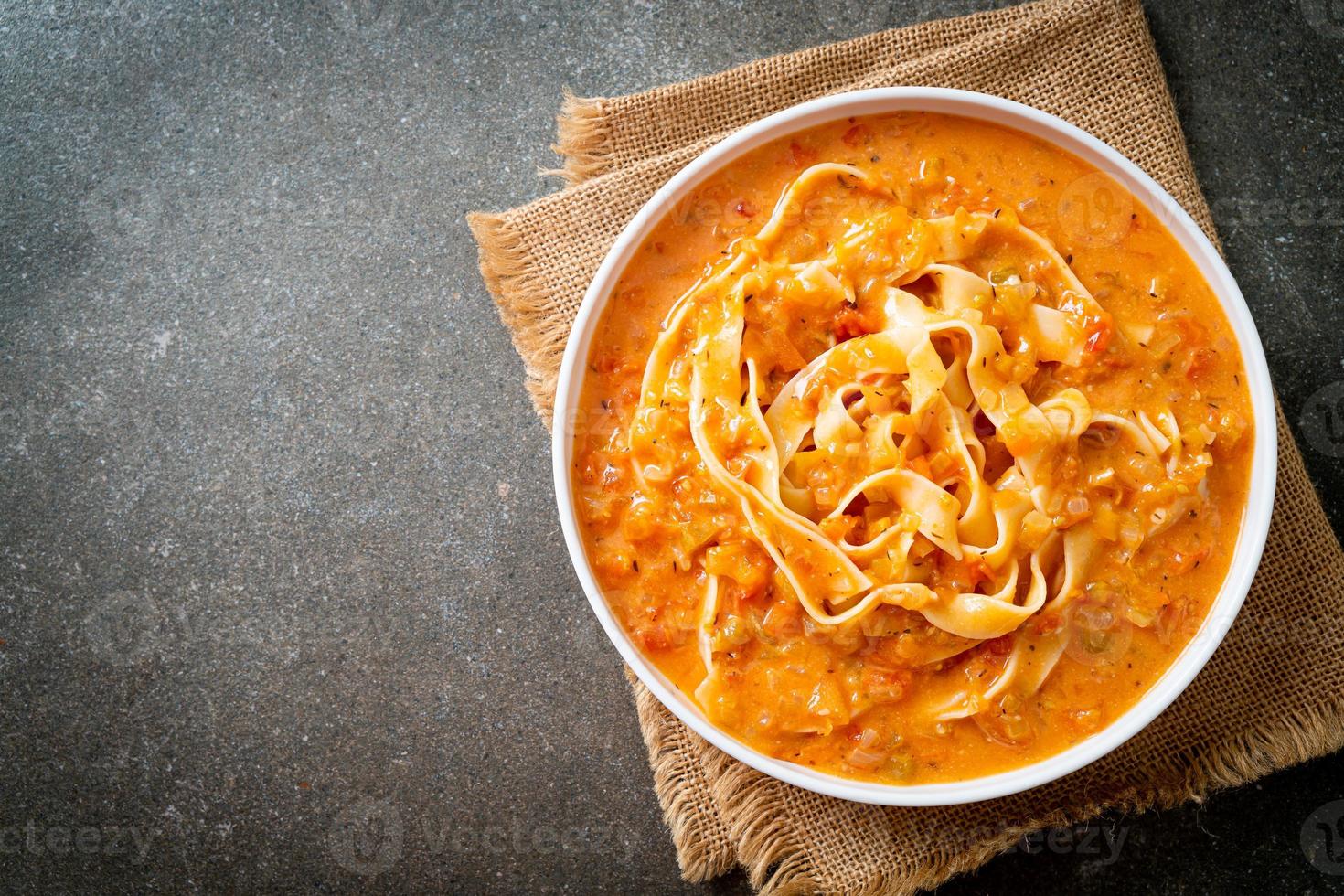 macarrão fettuccine com molho de tomate cremoso ou molho rosa foto