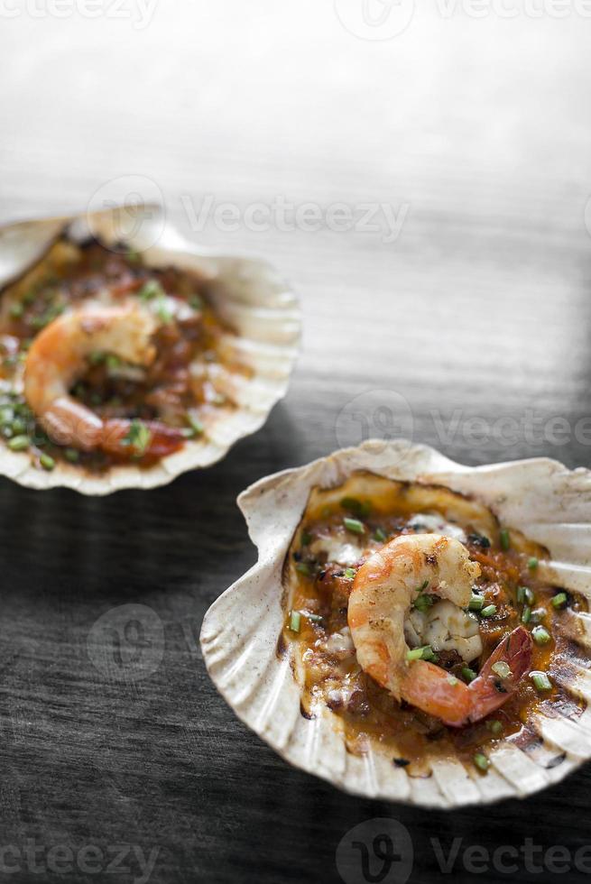 marisco português camarão grelhado tapas ao molho picante de piri piri de tomate em restaurante lisboa foto