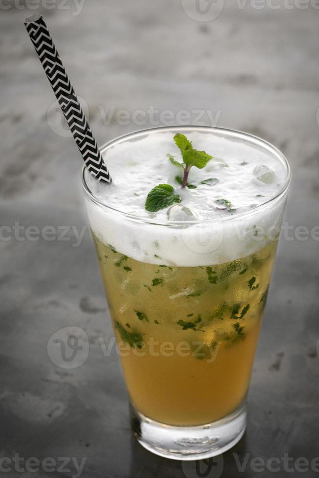 Coquetel de mojito de maracujá com espuma de clara de ovo picante no bar à beira-rio de vientiane laos foto