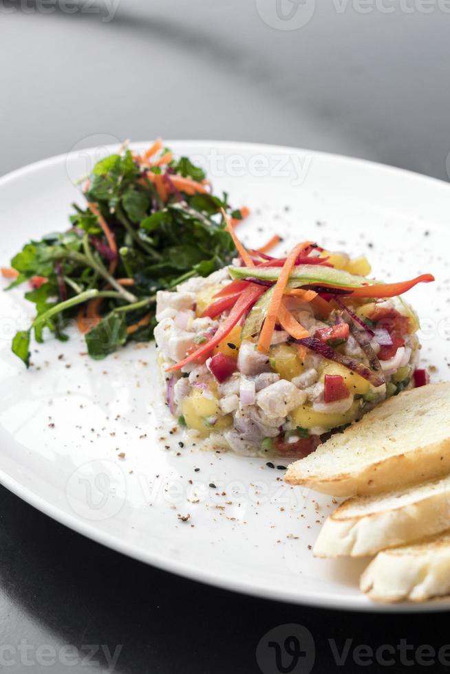 robalo marinado cru peixe salada de ceviche cozinha de fusão gourmet moderna inicial definido em melbourne restaurante austrália foto