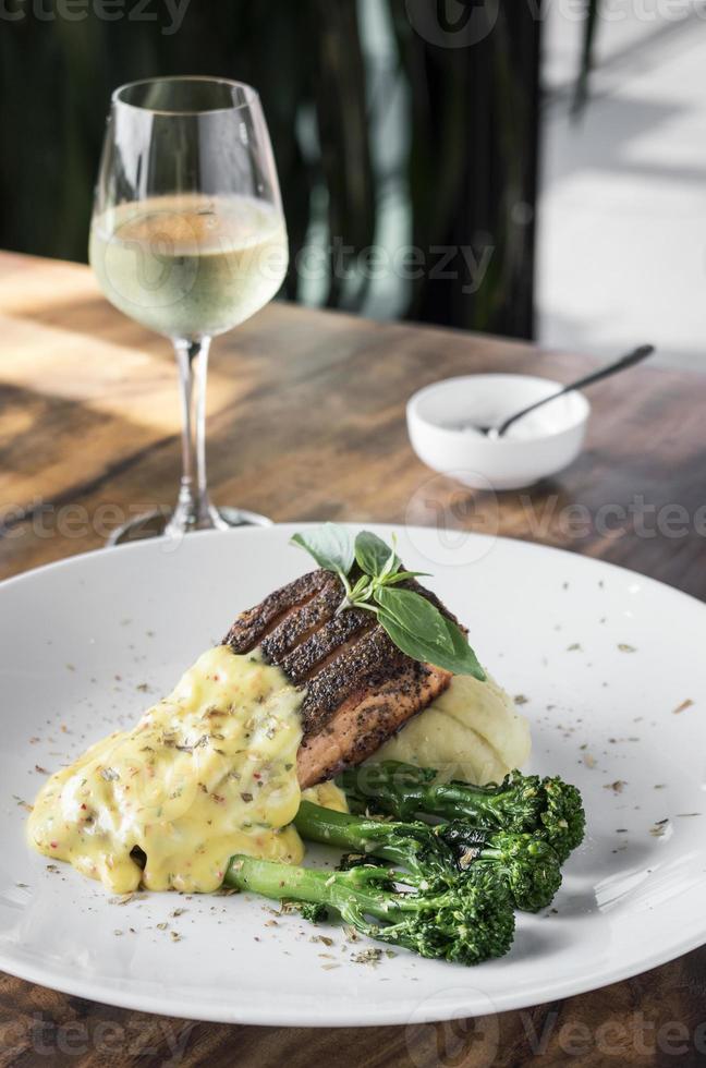 filé de salmão grelhado com purê de batata e molho de creme de mostarda dijon foto