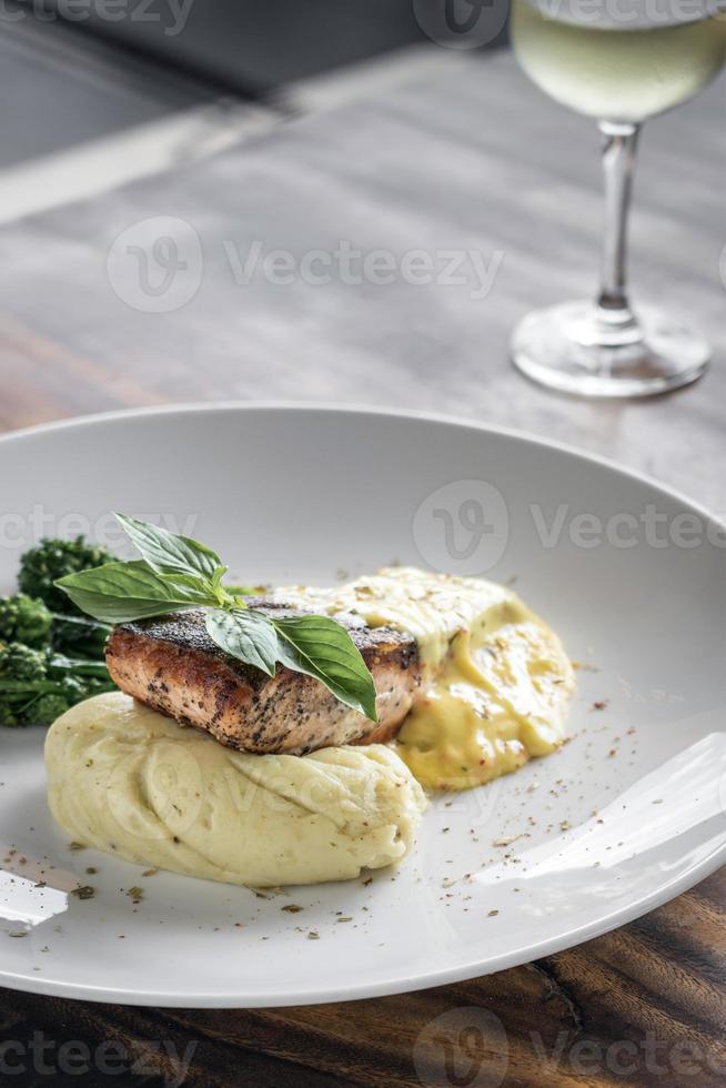 filé de salmão grelhado com purê de batata e molho de creme de mostarda dijon foto