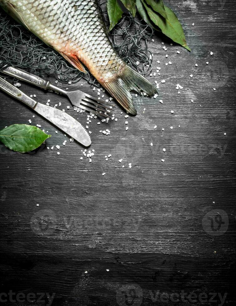 fresco peixe com galhos do louro em a pescaria líquido. foto