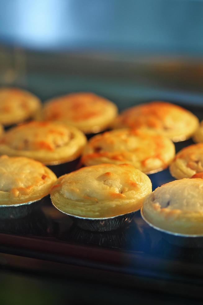 minitorta de carne e cogumelos assados em forno industrial foto