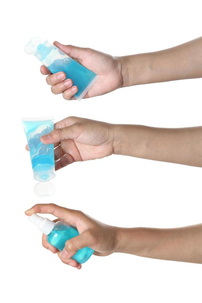 mulher usando spray desinfetante antibacteriano para as mãos em fundo branco foto