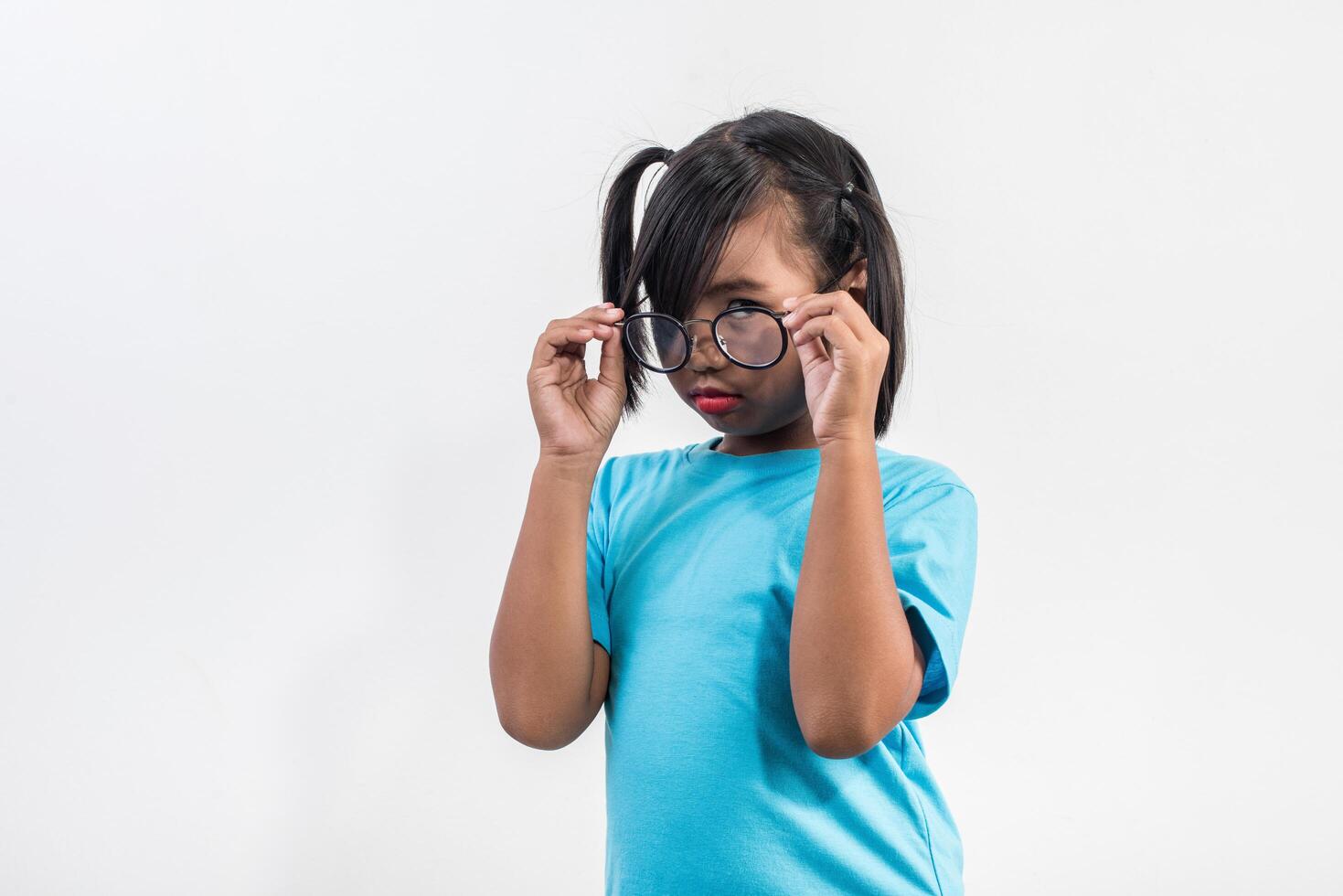 retrato de uma menina engraçada agindo em estúdio tiro. foto