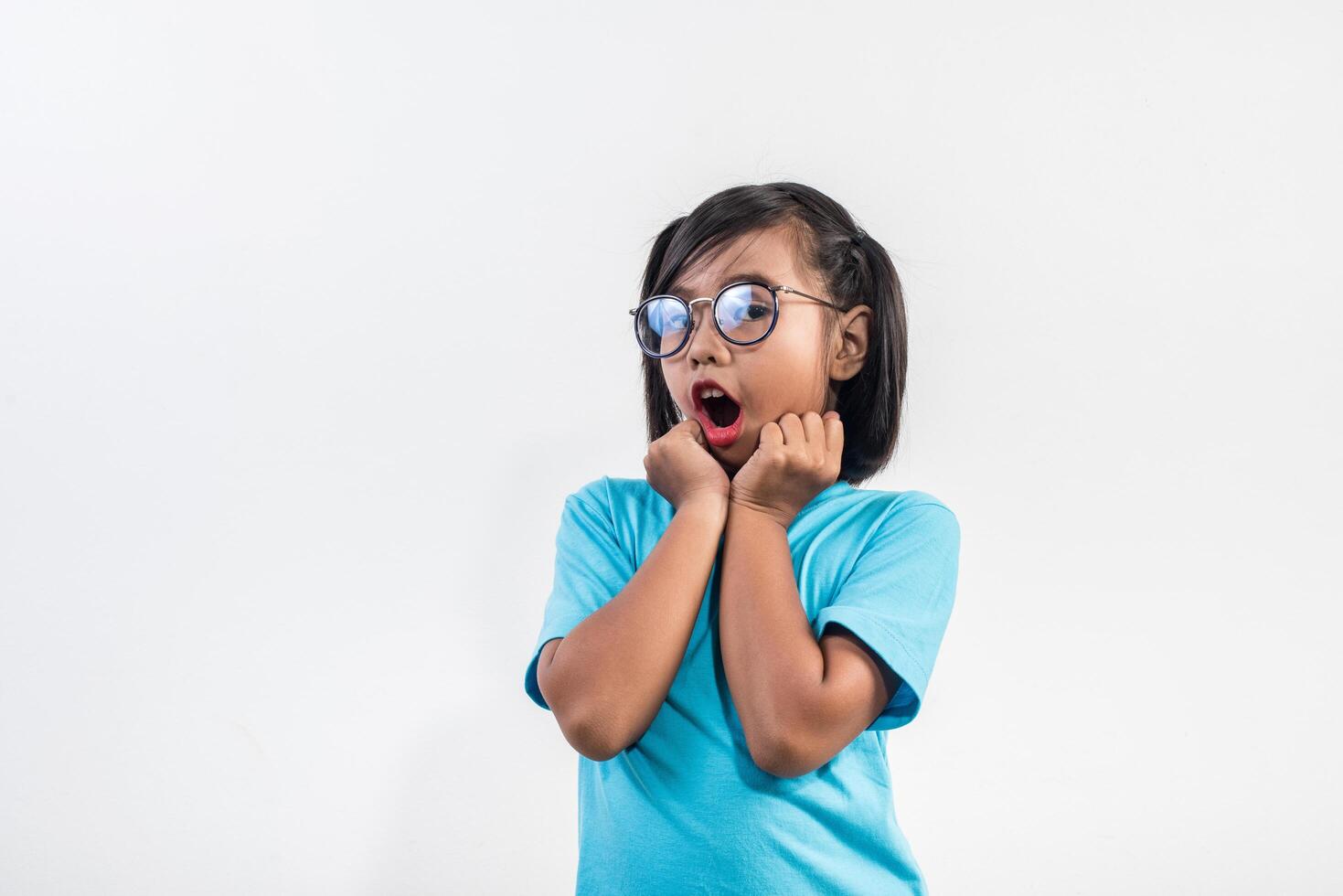 retrato de uma menina engraçada agindo em estúdio tiro. foto