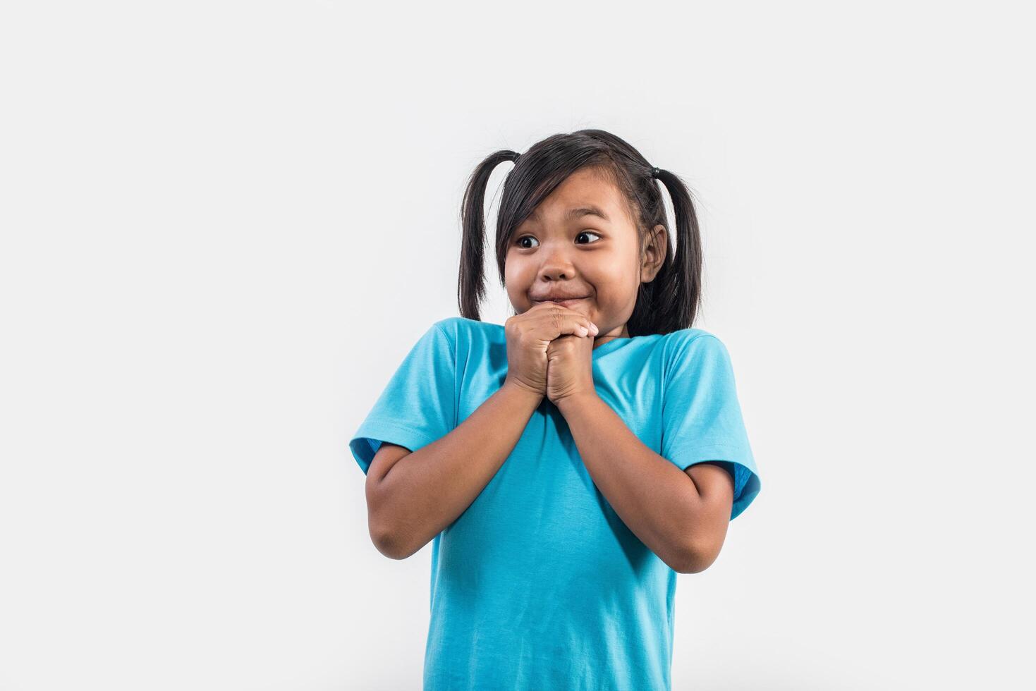 retrato de uma menina engraçada agindo em estúdio tiro. foto