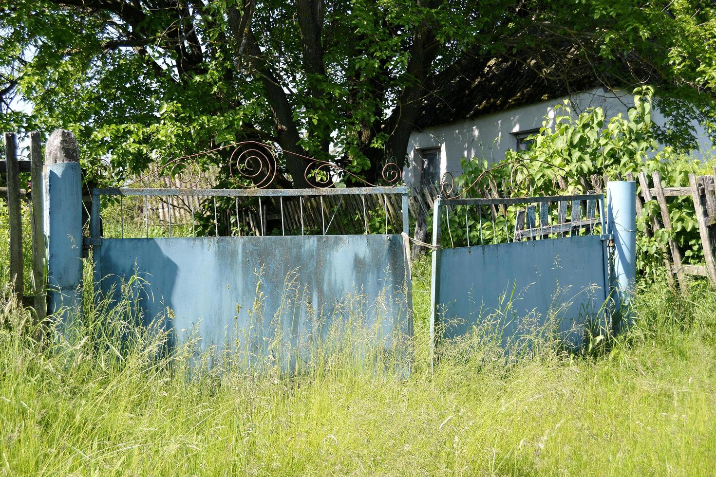 lindo portão antigo de casa abandonada na vila foto