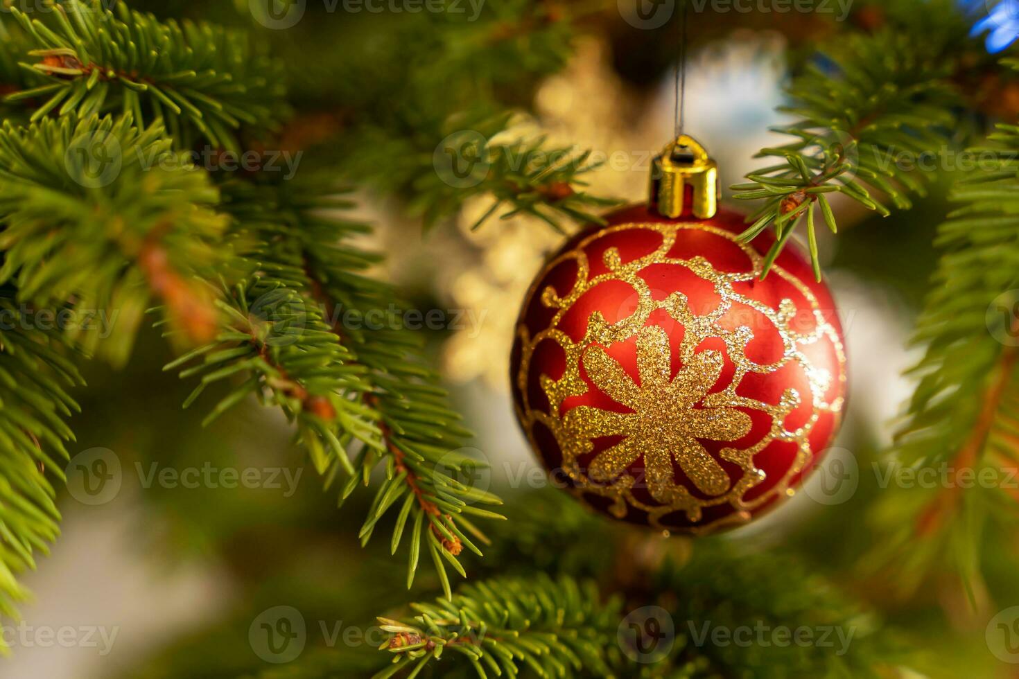 Natal árvore brinquedos em a galhos do a Natal árvore. vermelho Natal bola foto