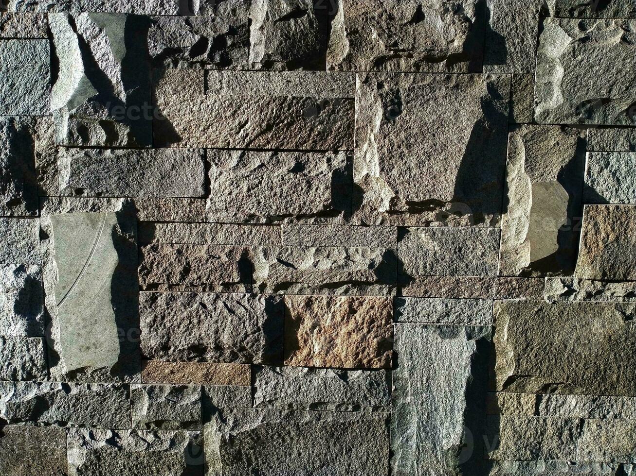 padronizar cinzento cor do moderno estilo Projeto decorativo desigual pedra parede superfície com cimento. pedra parede fundo. foto