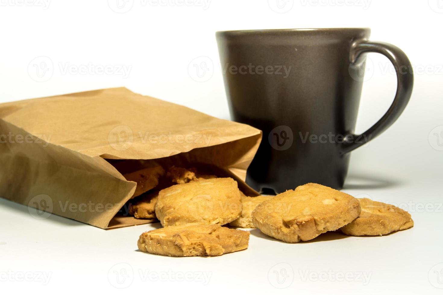 biscoitos em saco de papel e uma xícara de café foto