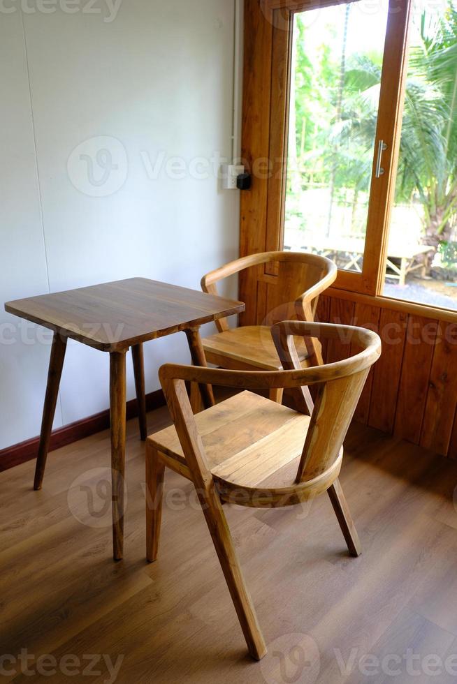 cadeira de madeira natural assento único foto