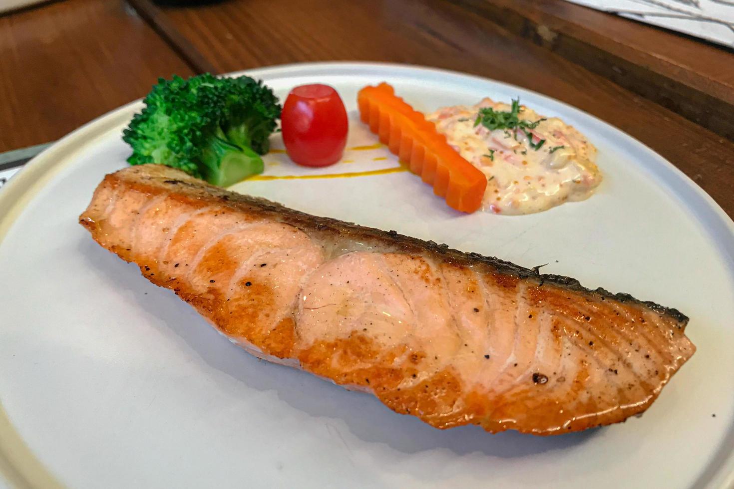 bife de salmão grelhado com guarnição de vegetais foto