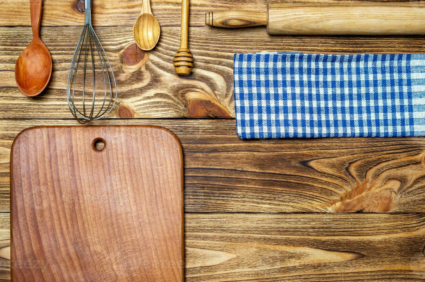 cozinha utensílios cozinhando Ferramentas em uma de madeira fundo topo visualizar, plano deitar. natural materiais conceito. foto