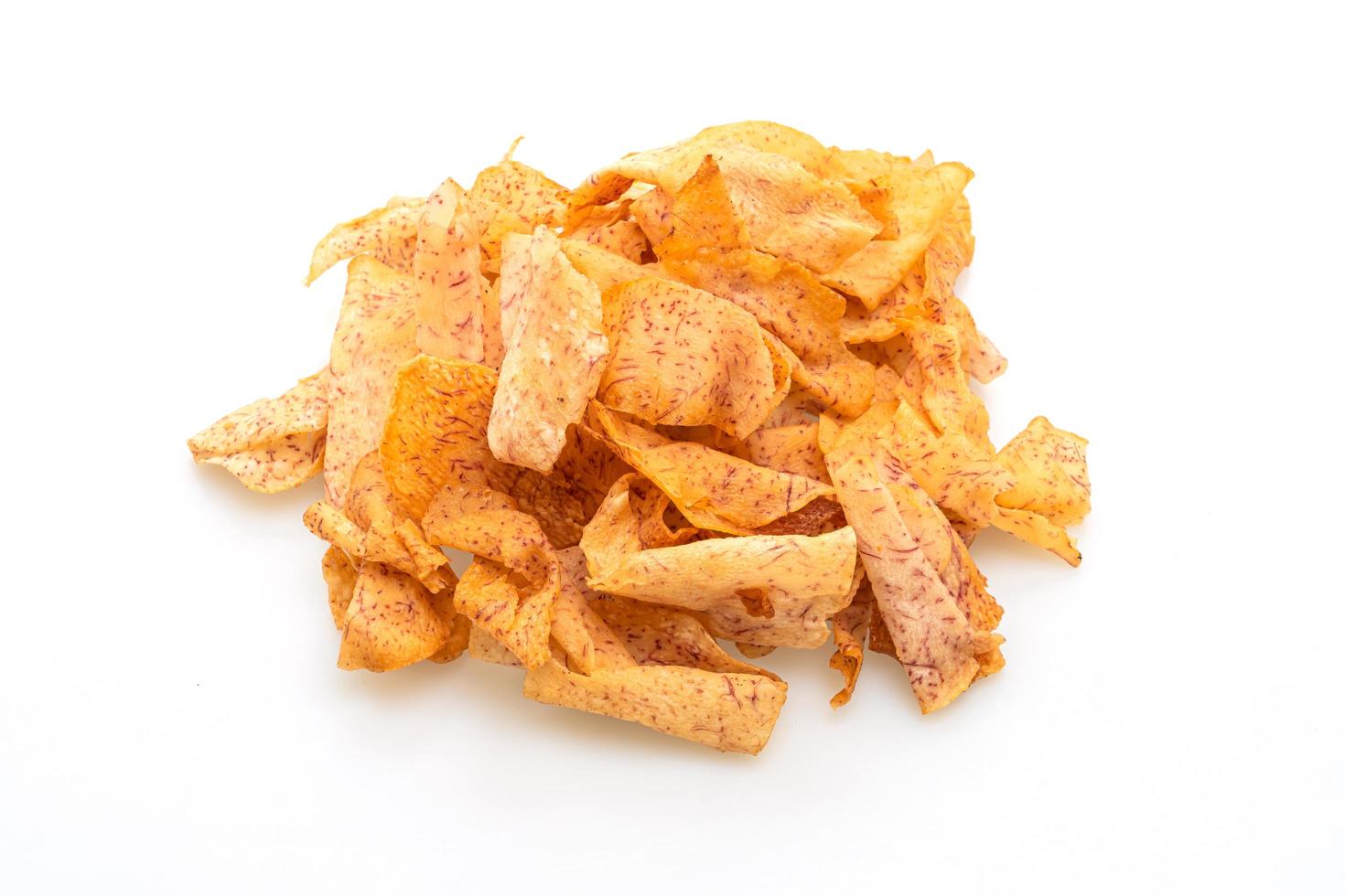 chips de taro isolados no fundo branco foto