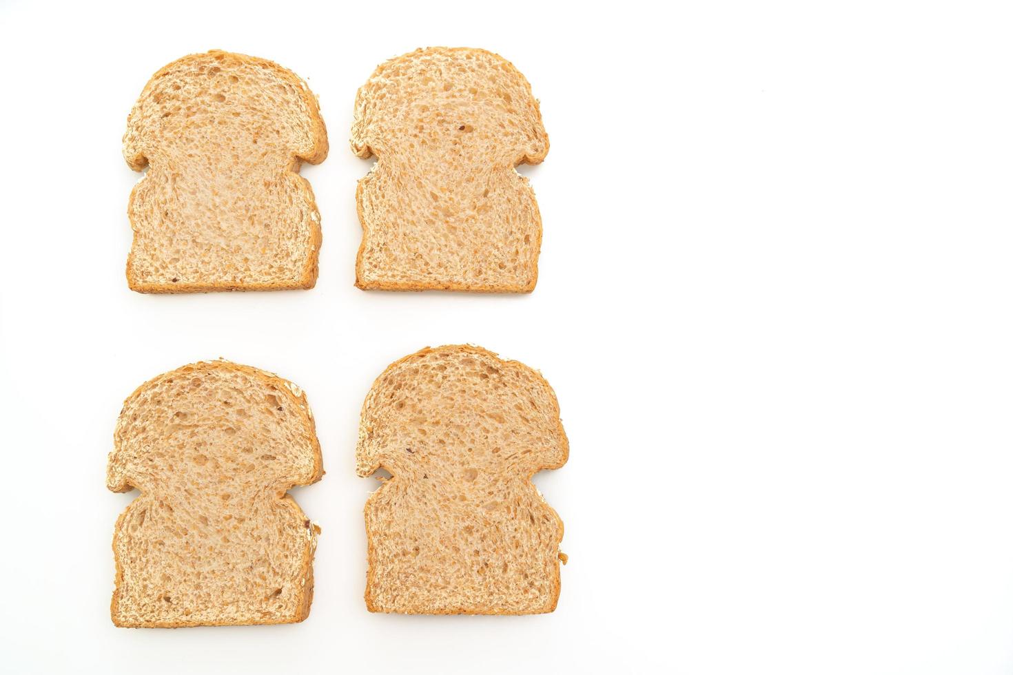 pão integral fatiado isolado no fundo branco foto