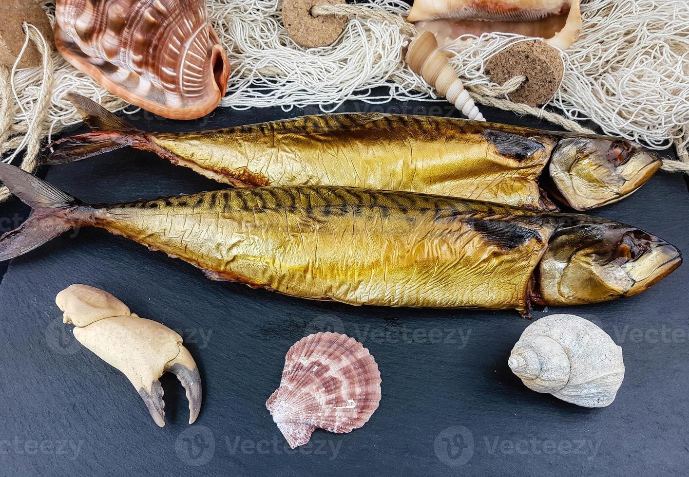 Bolinhos de peixe de filé de cavala defumada com salada foto