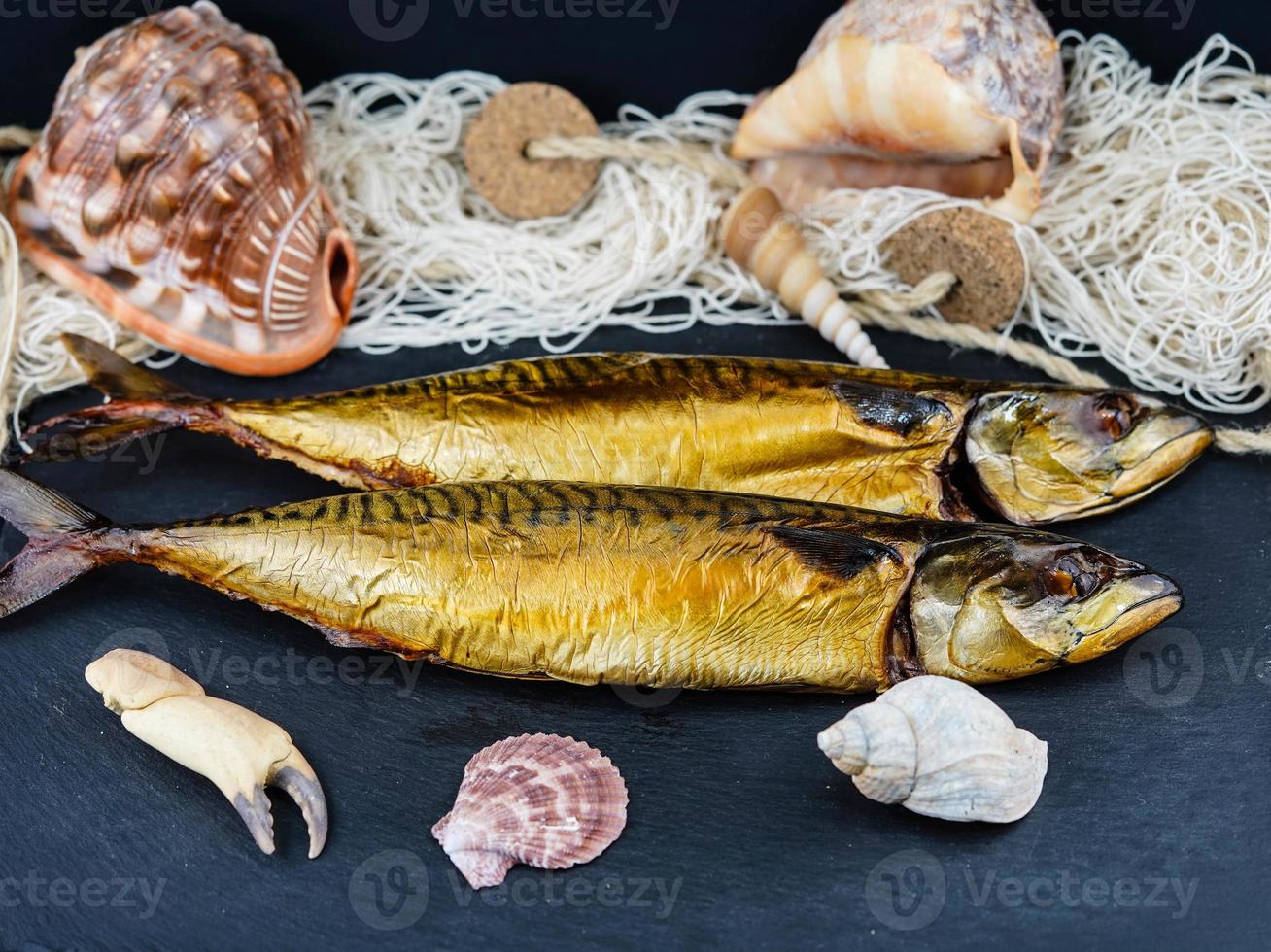 Bolinhos de peixe de filé de cavala defumada com salada foto