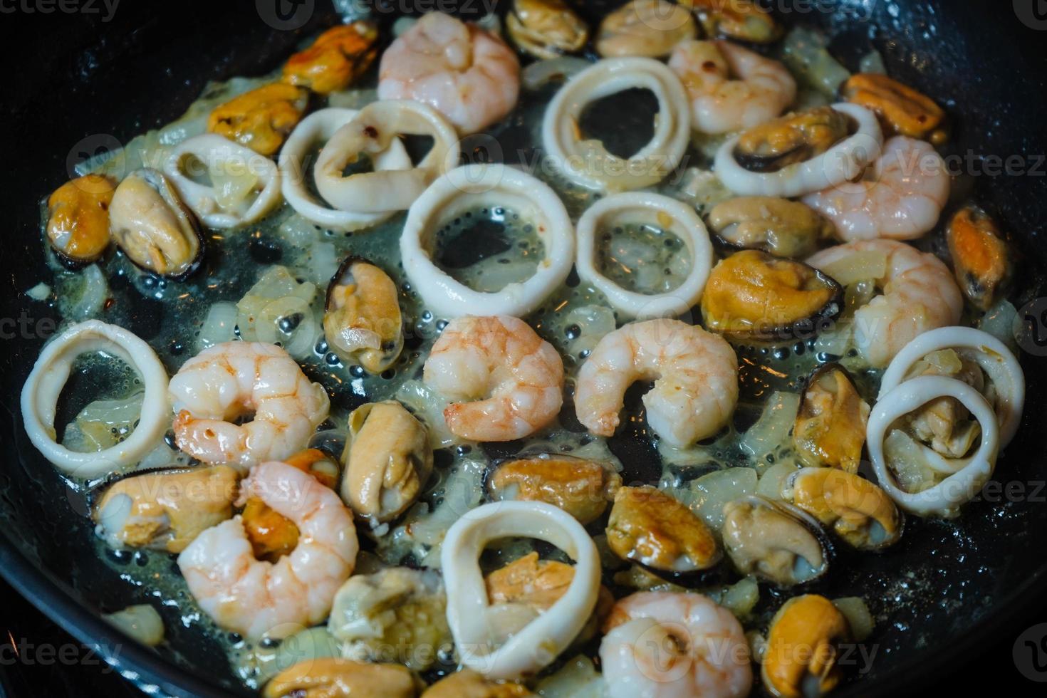 macarrão de espaguete - macarrão preto com frutos do mar mistos foto