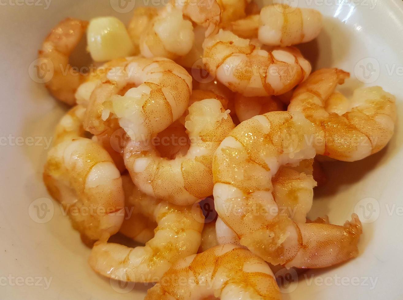 Panela de macarrão colorido com legumes e camarão tigre branco foto