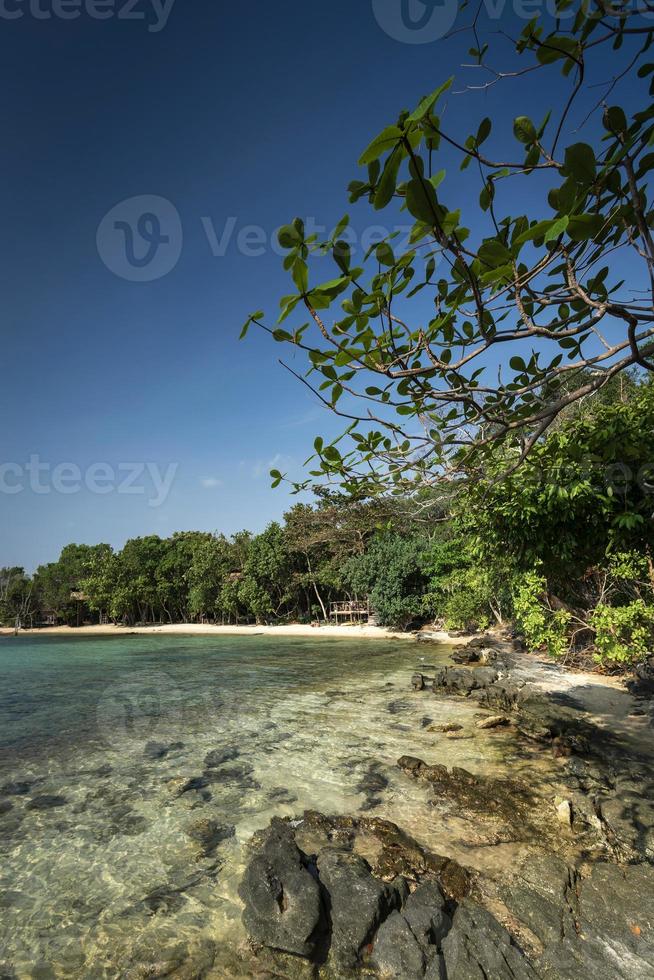 baía na casa da árvore na ilha paradisíaca de koh ta kiev, no camboja foto