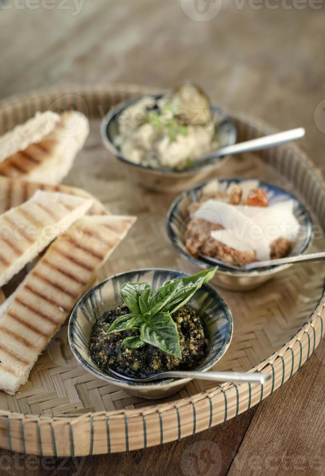 Prato de petiscos vegetariano turco mezze em mesa de restaurante de madeira rústica foto