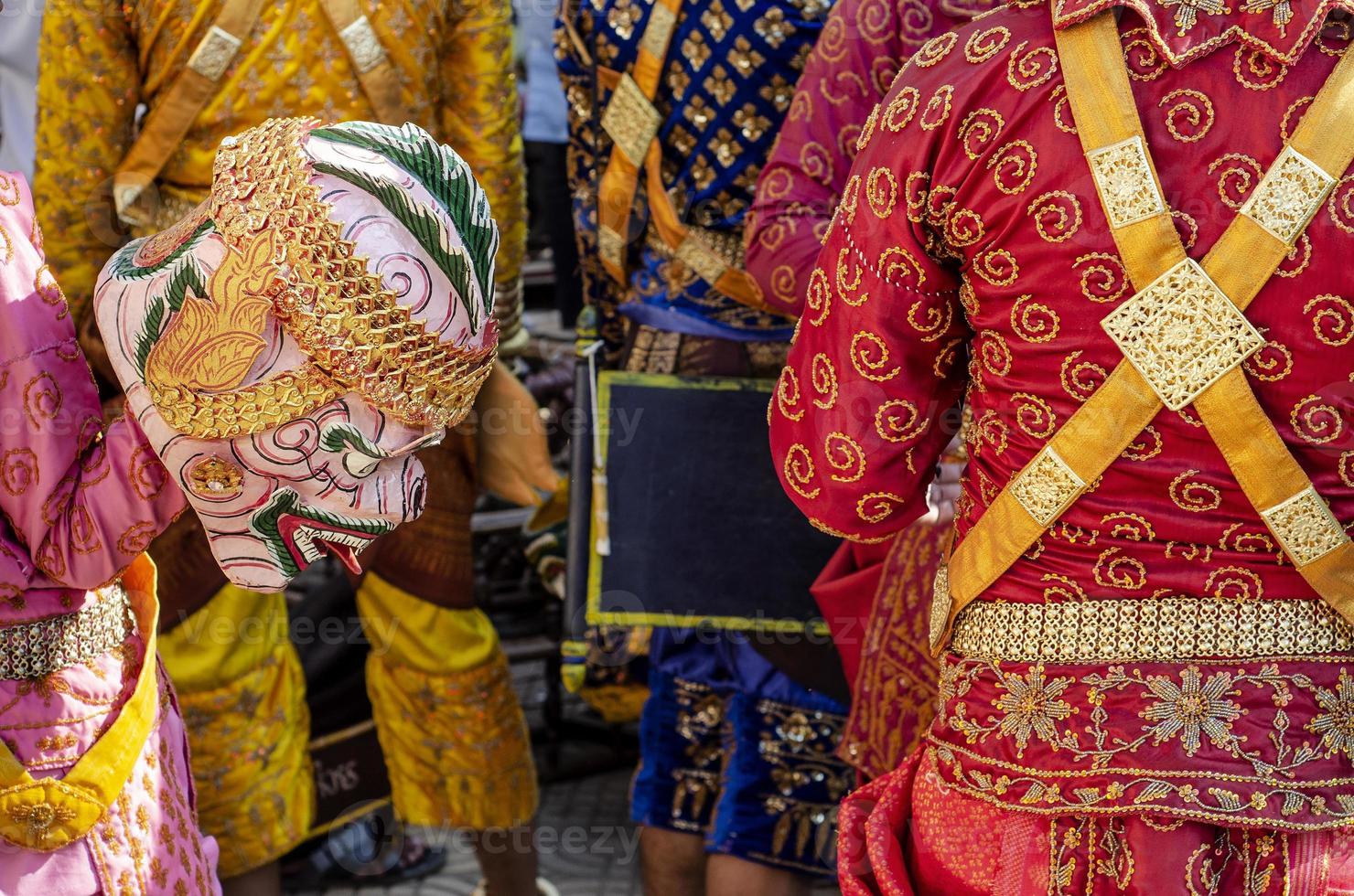 traje tradicional de cerimônia de dança com máscara lakhon khol em wat svay andet unesco, patrimônio cultural imaterial da província de Kandal, no Camboja foto