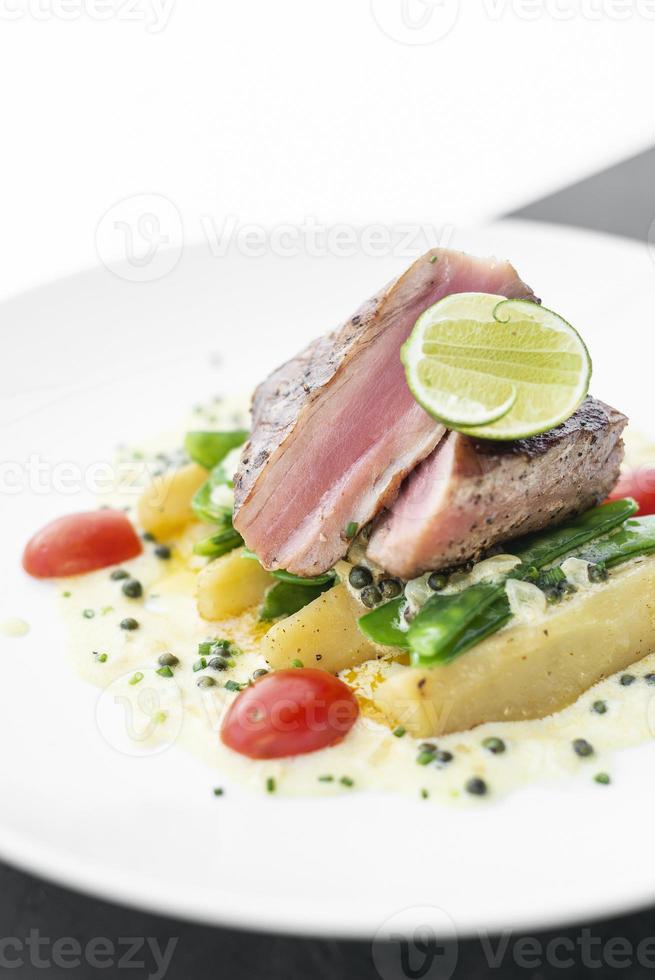 bife de atum fresco grelhado com mostarda cremosa e molho de pimenta kampot foto