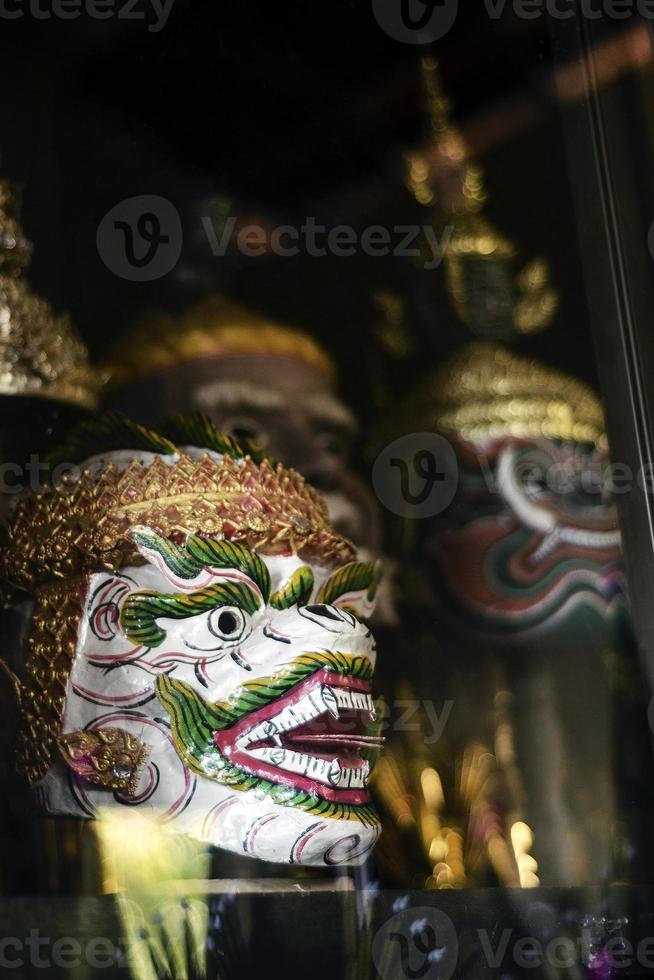 tradicionais máscaras de dança lakhon khol khmer em exibição no pagode wat svay andet próximo a phnom penh, camboja foto