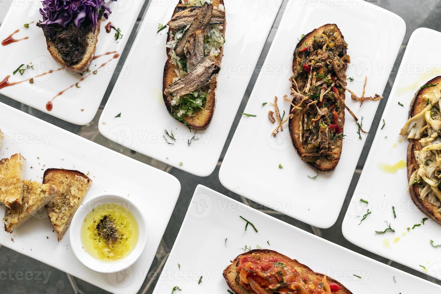 tiborna tradicional portuguesa tostada sanduíche de tapas aberto aperitivos na mesa foto