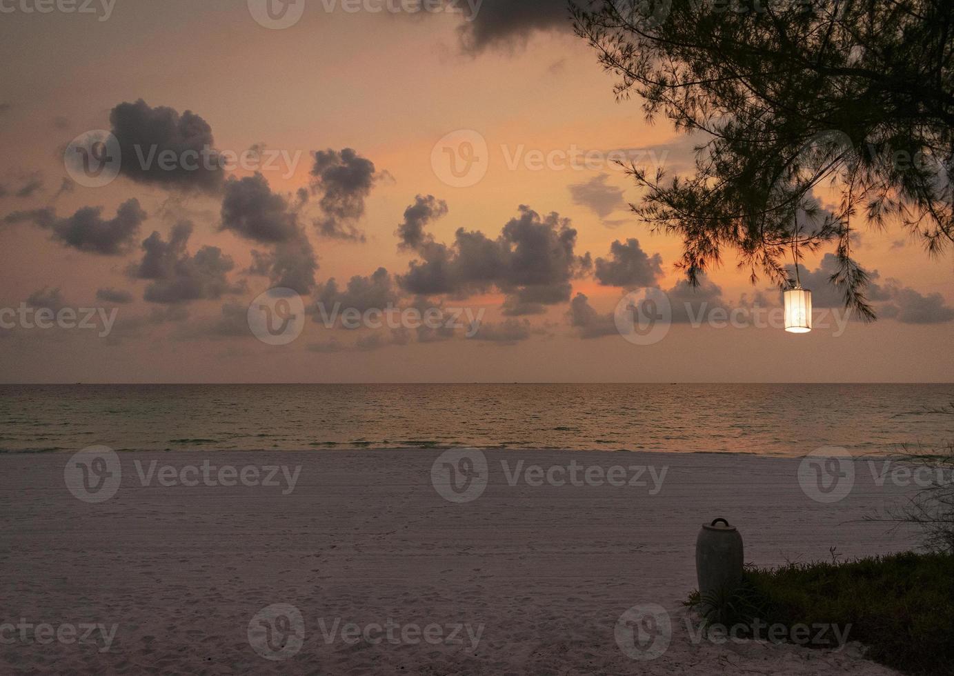 pôr do sol na praia resort asiático da ilha de koh rong perto de sihanoukville, camboja foto