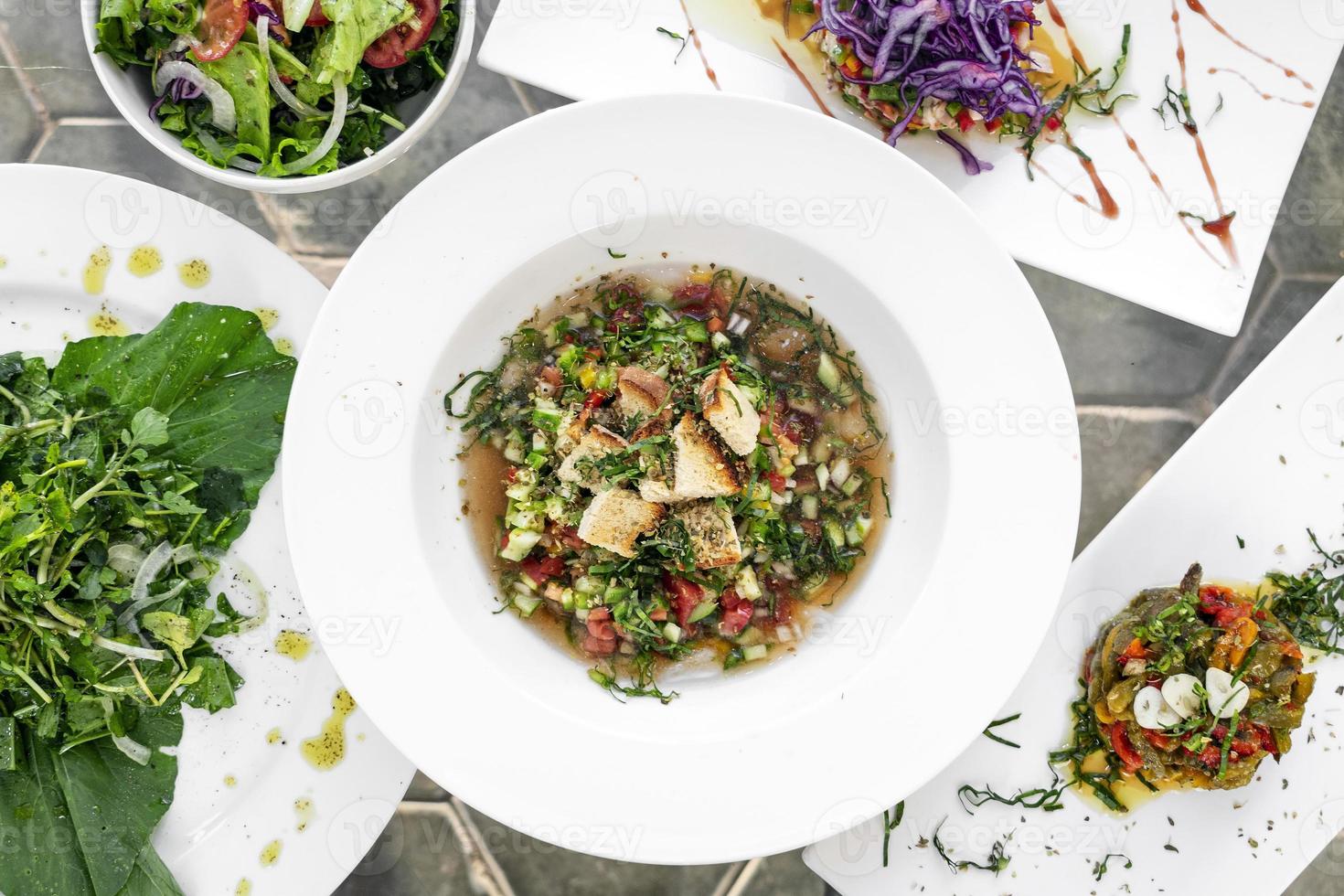 petiscos mistos de tapas tradicionais portuguesas e seleção de saladas na mesa do restaurante lisboa foto