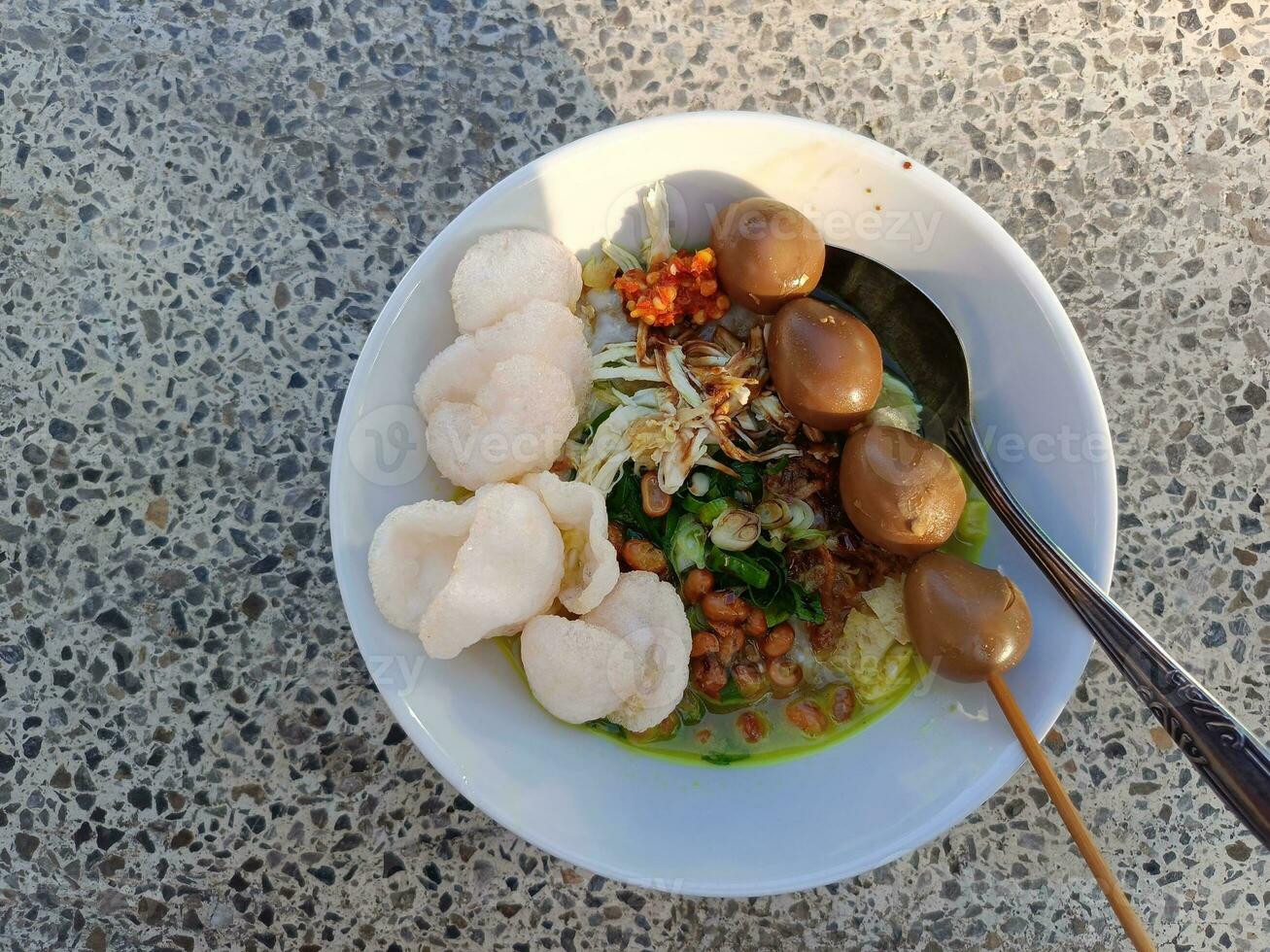 indonésio frango arroz mingau nomeado Bubur ayam dentro a manhã foto