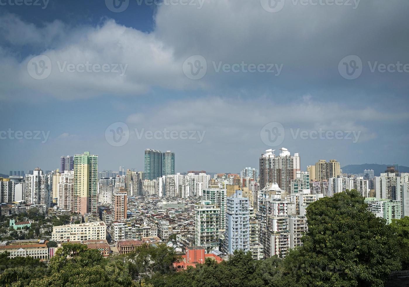 vista do horizonte urbano da fortaleza do guia com blocos de torres no centro de macau, china foto