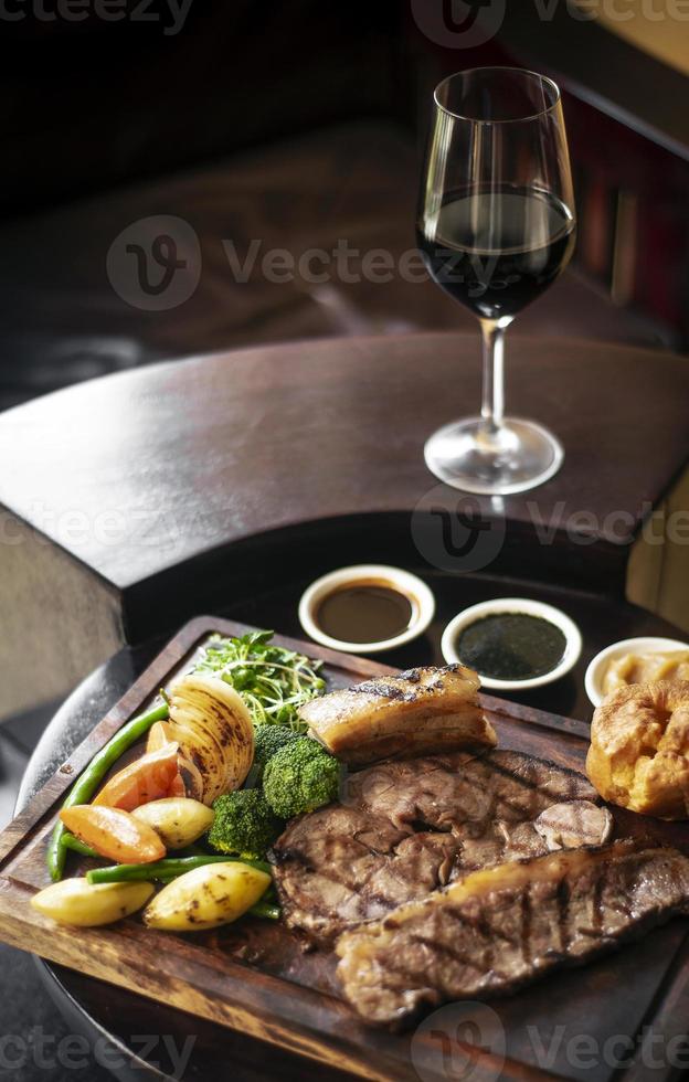 gourmet refeição tradicional britânica de rosbife de domingo em mesa de bar de madeira foto