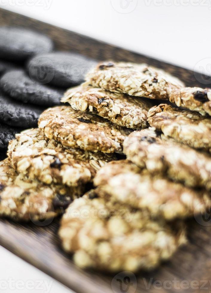 Misturei biscoitos de aveia orgânicos frescos em vitrine de padaria foto