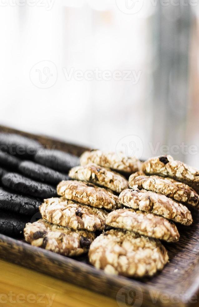 Misturei biscoitos de aveia orgânicos frescos em vitrine de padaria foto