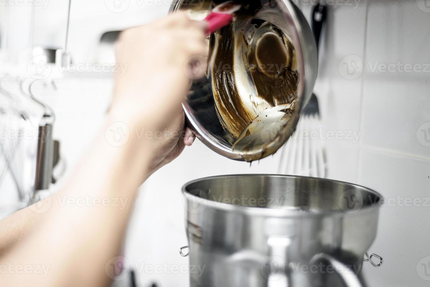 fazendo sorvete de sorvete com detalhes de preparação de equipamentos profissionais modernos no interior da cozinha foto