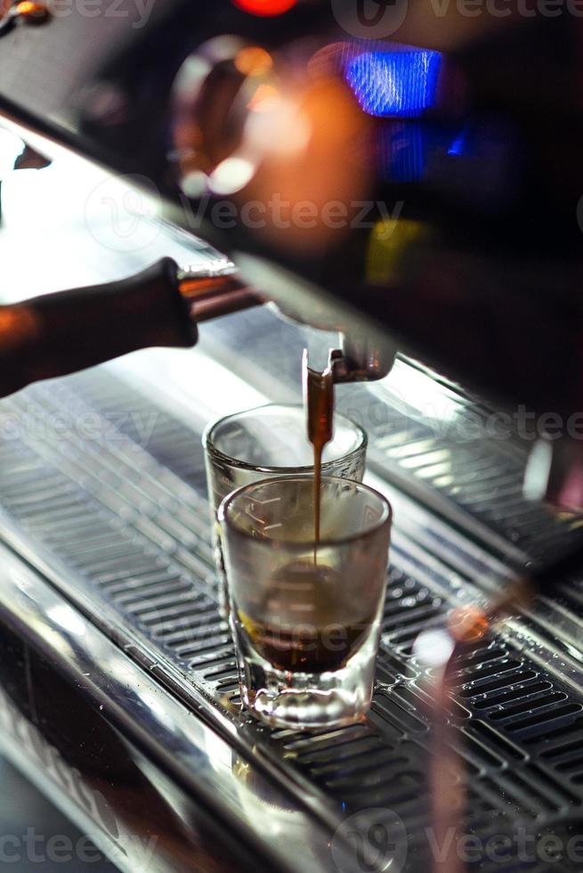 fazendo café expresso fechar detalhes com máquina de café moderna foto