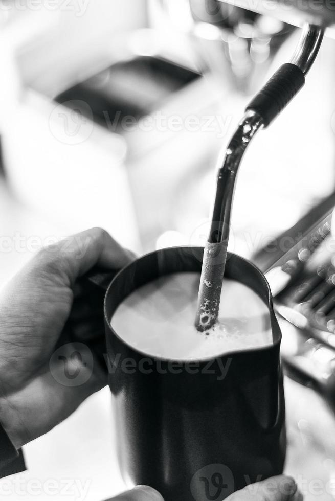 fazendo café expresso fechar detalhes com máquina de café moderna foto