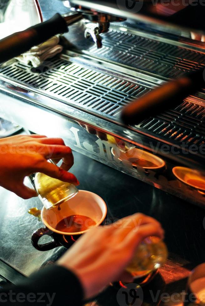 fazendo café expresso fechar detalhes com máquina de café moderna foto