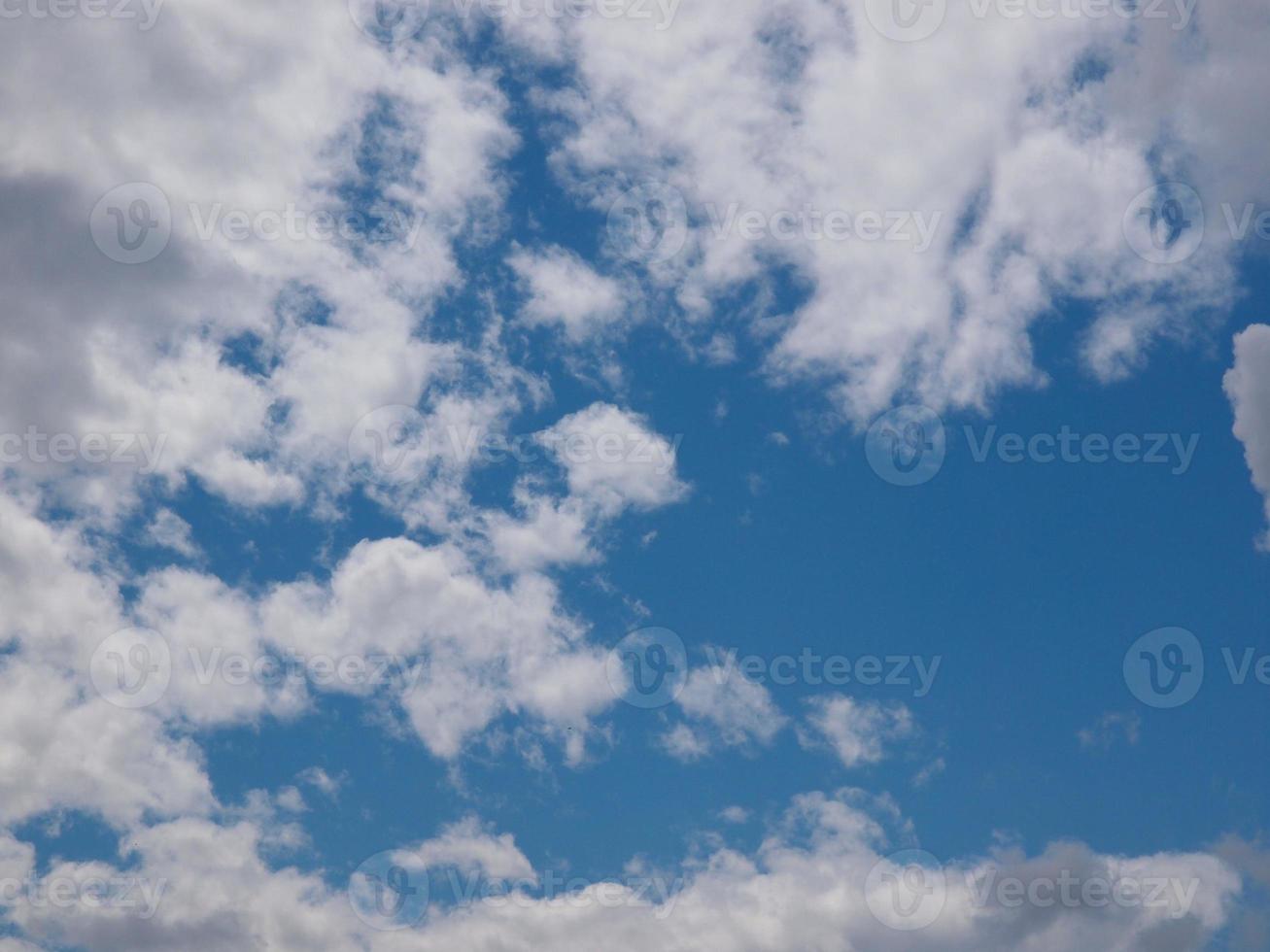 céu azul com fundo de nuvens foto