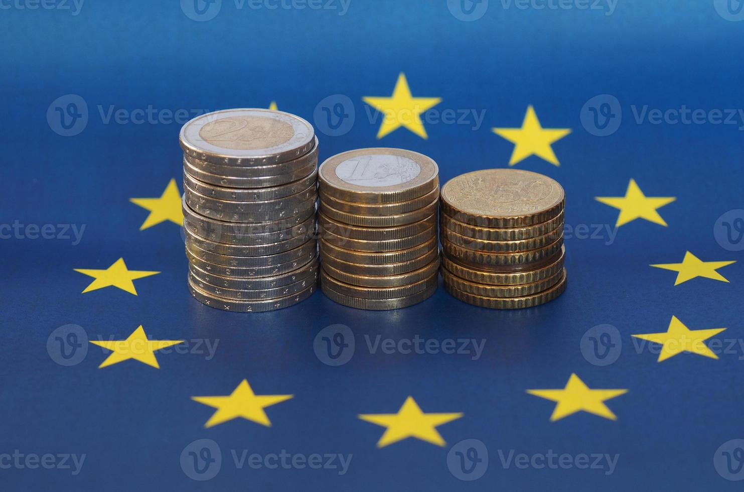 moedas de euro, união europeia, sobre a bandeira foto