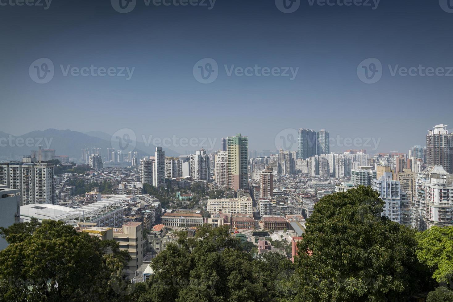 vista do horizonte urbano da fortaleza do guia com blocos de torres no centro de macau, china foto