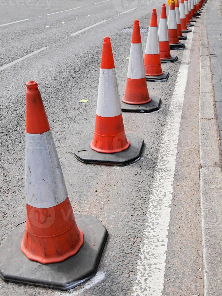 cones de trânsito na rua foto