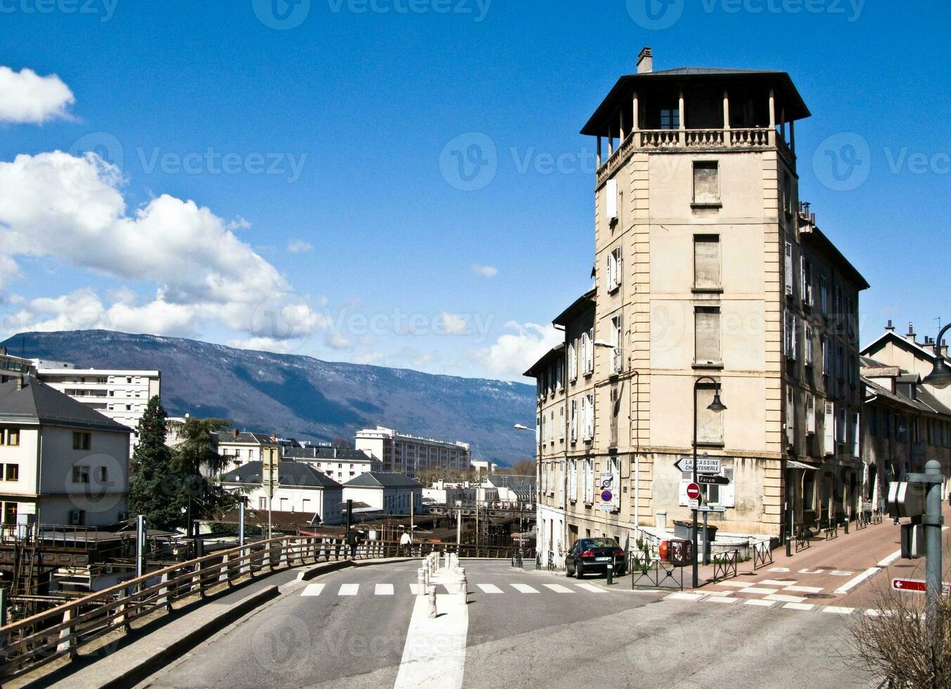 encantador ruas do câmararia, Sabóia, França idílico urbano panorama debaixo azul céu foto