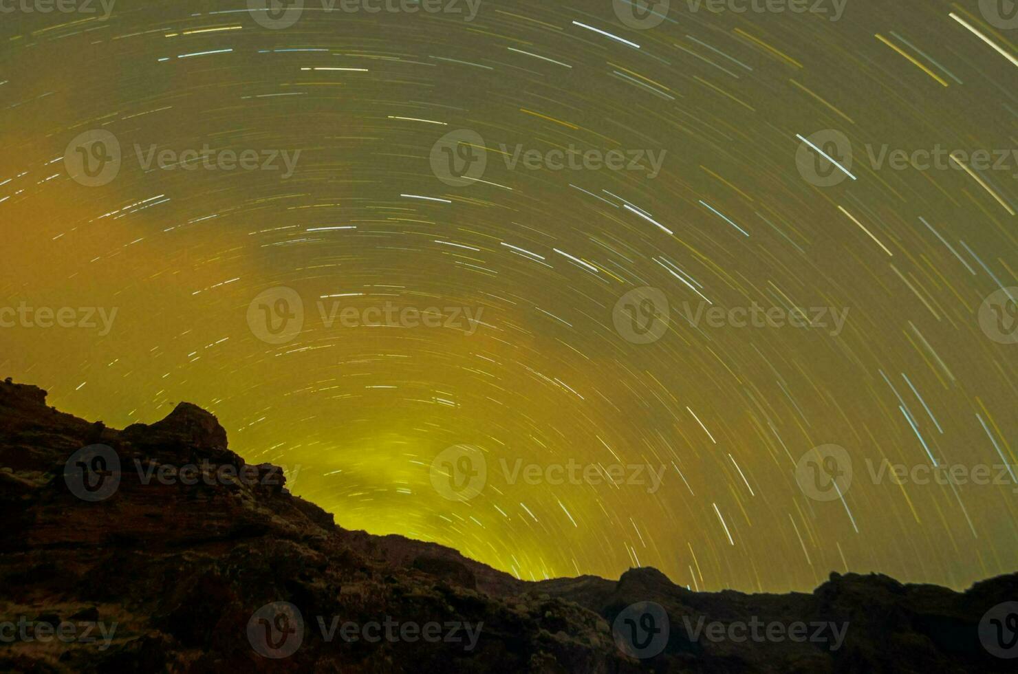 cênico noite céu e montanha Visão foto