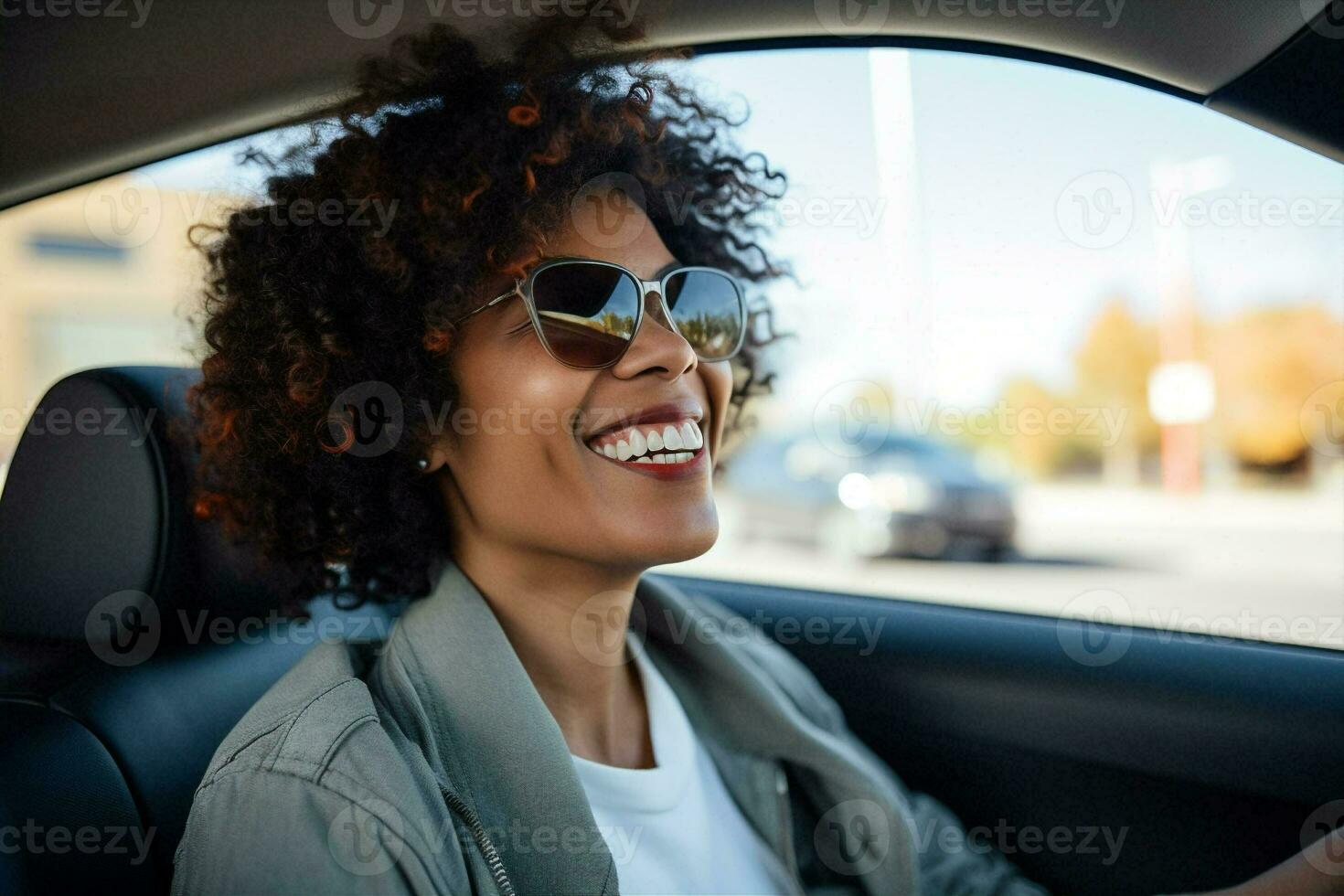 feliz mulher viagem transporte adulto automóvel Preto olhando motorista auto sorrir afro carro felicidade viagem foto